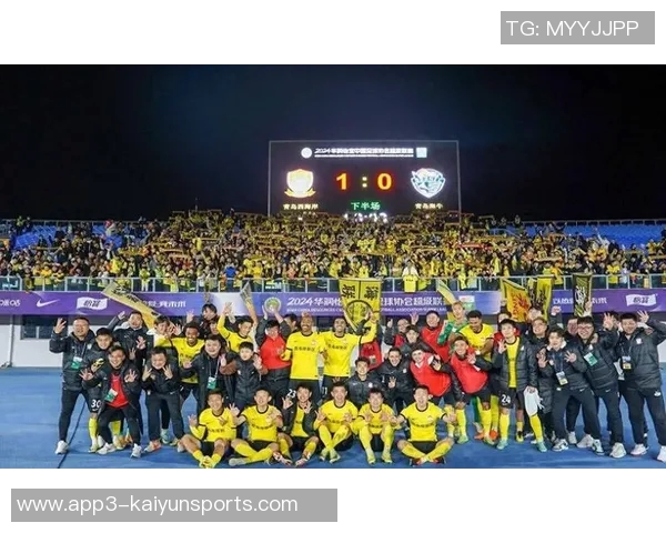 米兰同城德比胜利后球员们在餐厅欢庆继续热烈庆祝