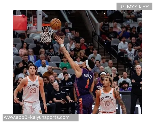 布克半场表现出色10投6中斩获15分并罚球全中助力球队稳定火力