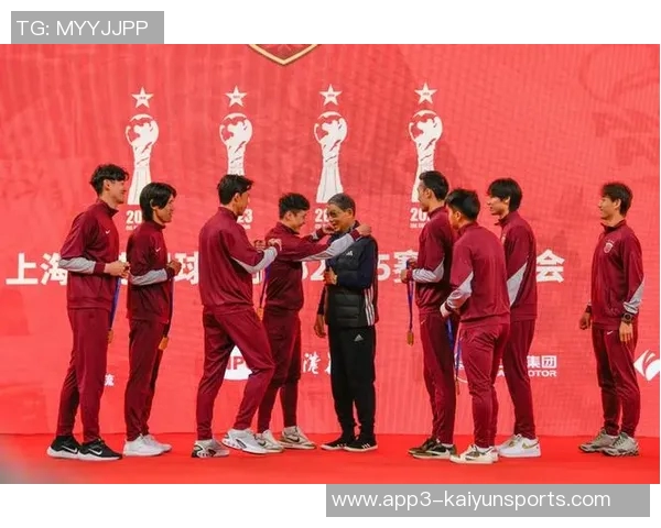 上海海港喜获三连冠更衣室庆祝合影传递冠军荣耀